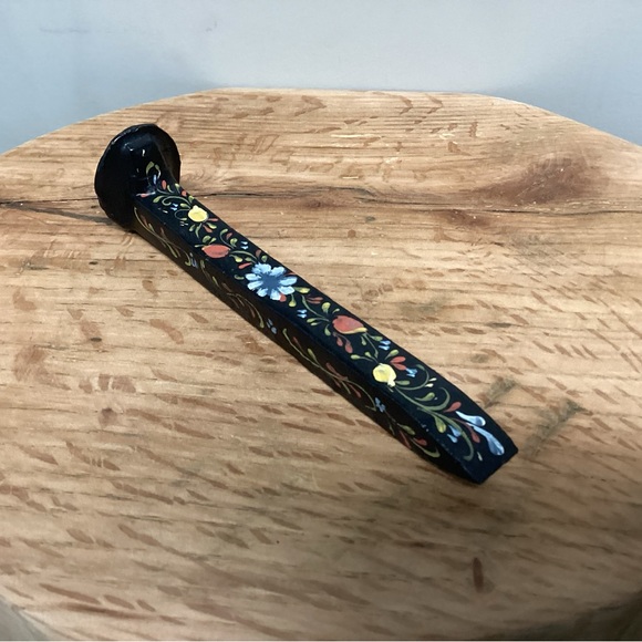 Beautiful vintage hand painted Railroad Spike - Flowers themed design - Unique - Picture 6 of 12
